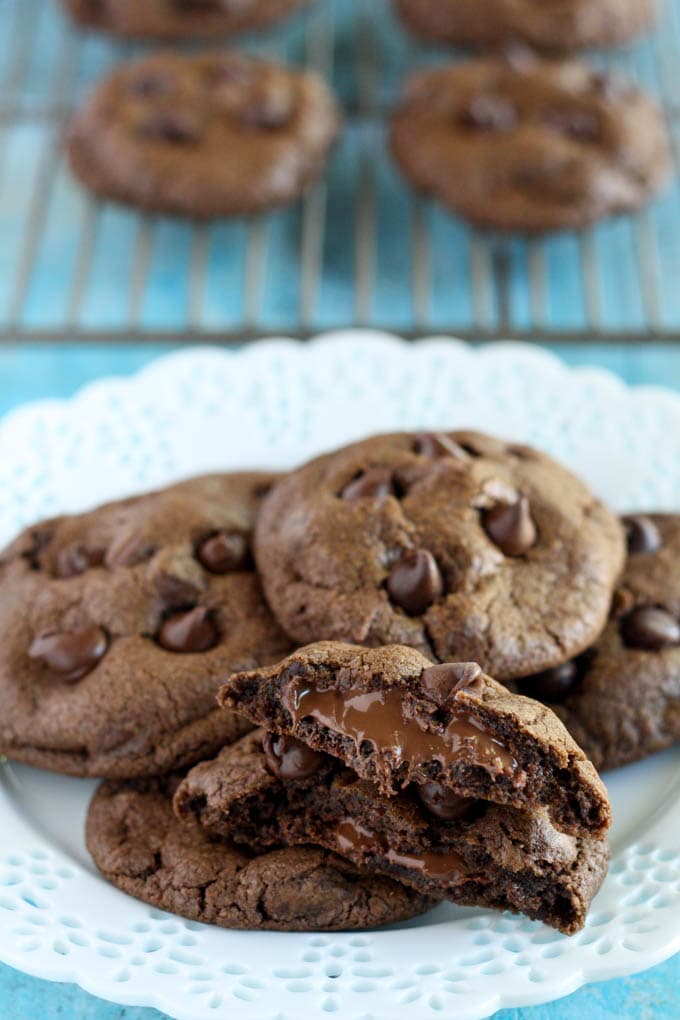 A plate of Nutella cookies. More cookies rest on a cooling rack in the background. 