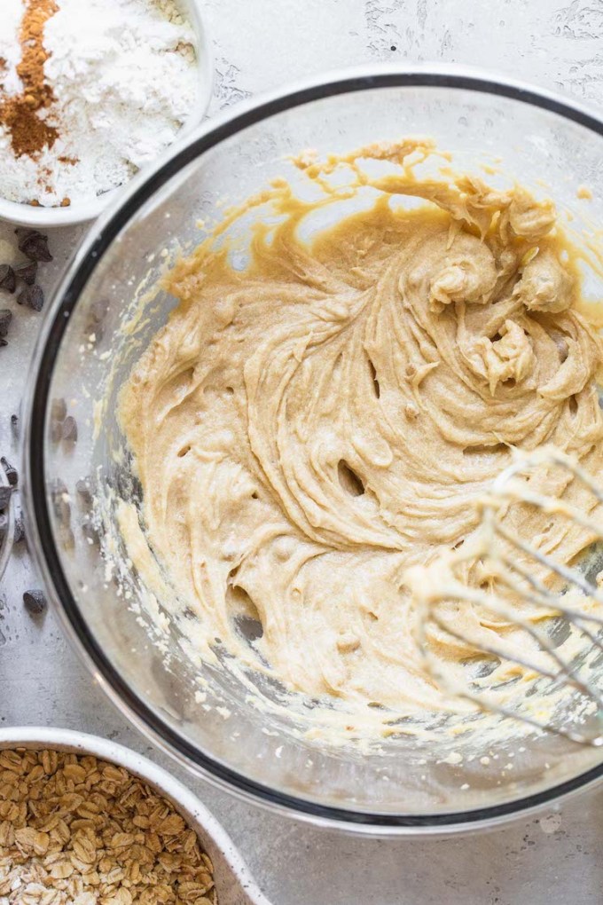 A mixing bowl with the butter, sugar, egg, and vanilla extract mixed together.